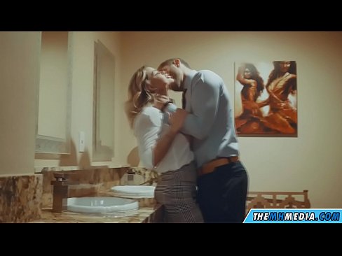❤️ وقتی یک بلوند بی تنه شما را در یک دستشویی عمومی اغوا می کند ❤️❌ پورنو در پورنو fa.porngipfy.ru ❌